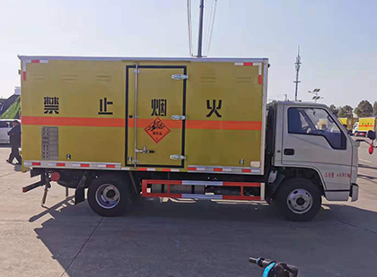新沂爆破器材运输车工人安全操作规范与智能技术保障